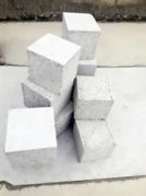 正在板材两侧企口处平均涂抹聚合浆